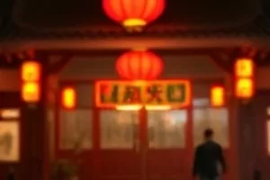 《巷口的手艺人》纪录剧照，竹篾在工作台上交叠